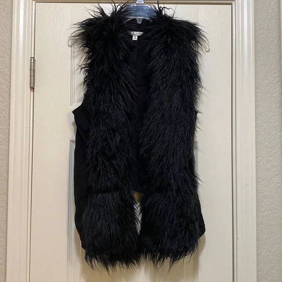 Cabi Black fuzzy vest - Picture 2 of 11